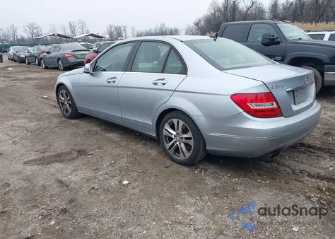 2013 Mercedes-Benz C 250 Luxury z USA, uszkodzony, nr VIN WDDGF4HB7DF974027